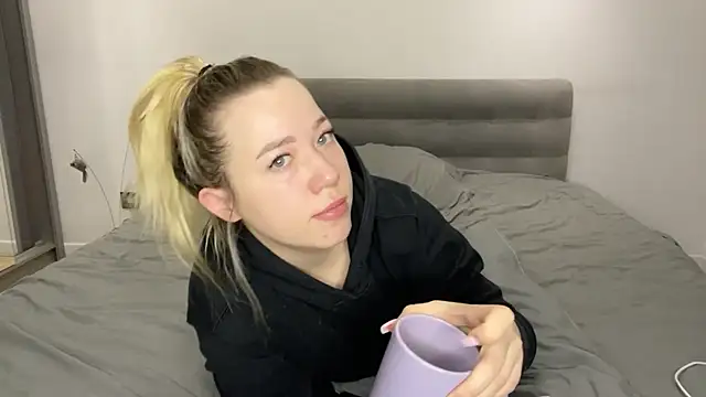 Embersweetbunny online show from December 3, 6:05 am