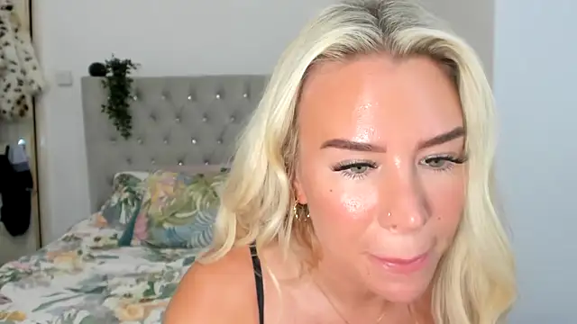 Snapshot of Alexia-Lee chatting on October 6, 8:24 pm Alexia-Lee online show from October 6, 8:24 pm