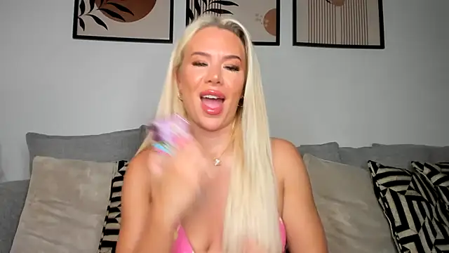 Snapshot of Alexia-Lee chatting on October 18, 8:32 pm Alexia-Lee online show from October 18, 8:32 pm