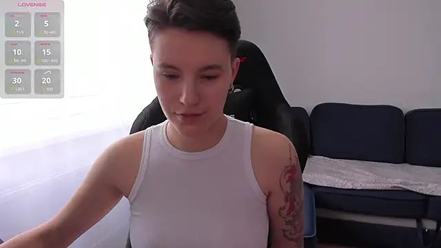 Snapshot of JessieFlower chatting on October 31, 8:18 am JessieFlower online show from October 31, 8:18 am