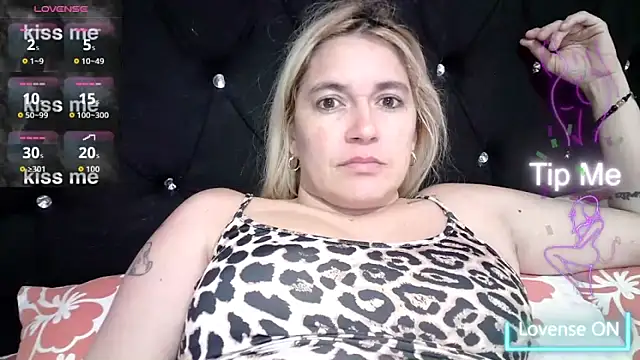 Izury Blondee online show from December 4, 1:08 am