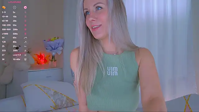 Snapshot of Nika_Bloom chatting on October 22, 5:01 am Nika Bloom online show from October 22, 5:01 am
