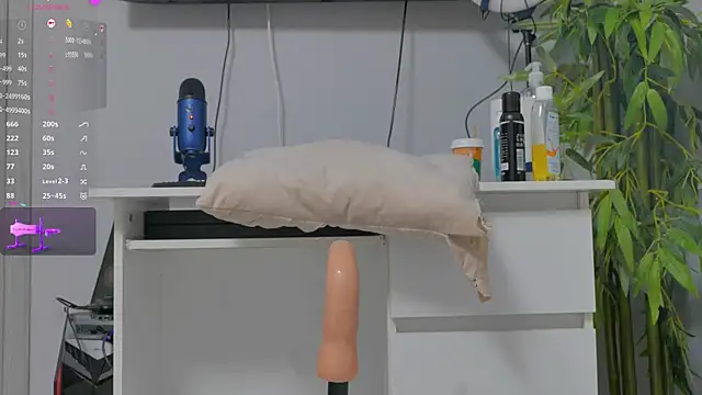 luckyalice  online show from November 10, 8:15 pm