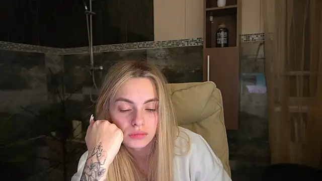 ChloeBrightt online show from December 17, 8:46 pm