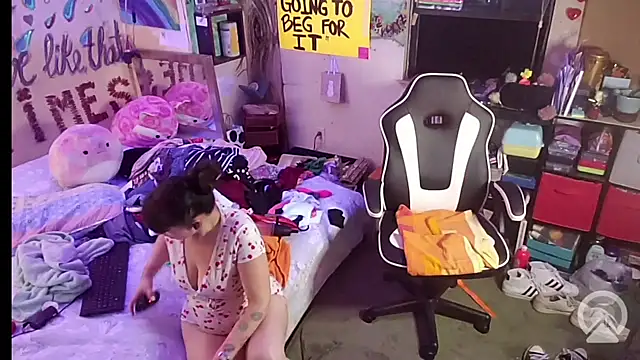 Snapshot of Cloud_Master9 chatting on October 5, 7:24 am Cloud Master9 online show from October 5, 7:24 am