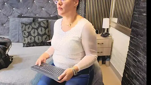 charlotte  G online show from January 7, 5:49 pm