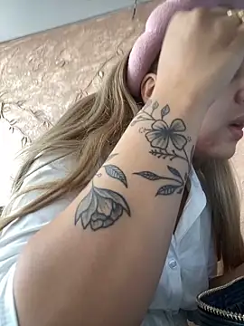 Miabonnett  online show from October 22, 12:10 pm