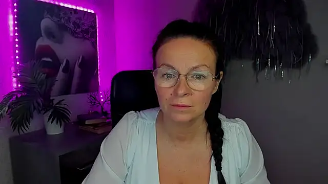 HelenLuxx online show from September 27, 8:05 pm