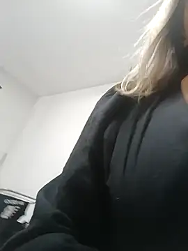 hugebobbs online show from November 24, 11:45 am