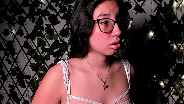 CoralineSanchez online show from November 10, 3:23 am