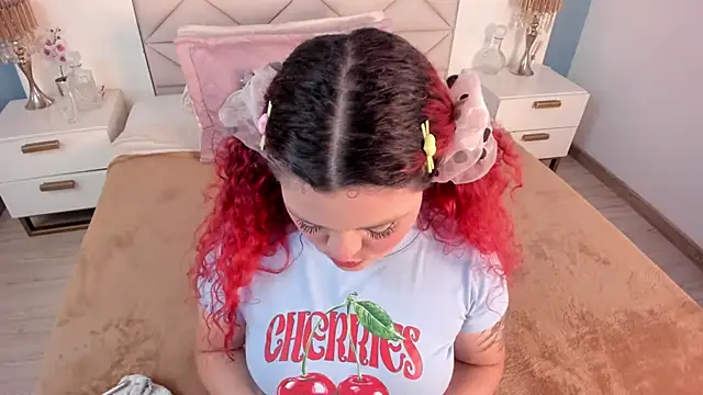 Twwiiggy online show from February 14, 9:28 pm