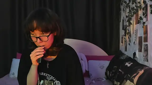 dreamgirllovee online show from September 19, 4:44 am