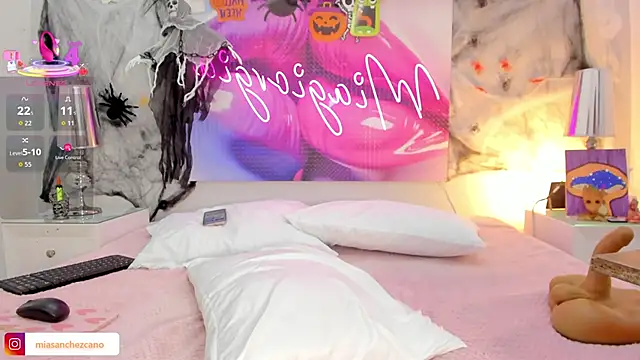 Snapshot of Miagiorgia_ chatting on October 15, 7:05 pm Miagiorgia  online show from October 15, 7:05 pm