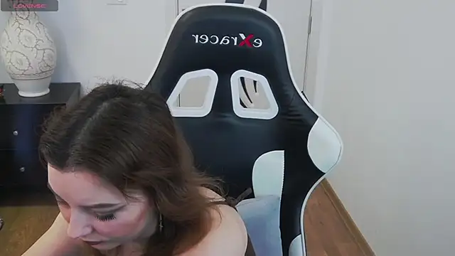 pretty little thing online show from February 12, 2:52 pm