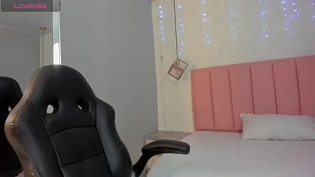 SUNNYCYRUS online show from December 16, 7:31 pm