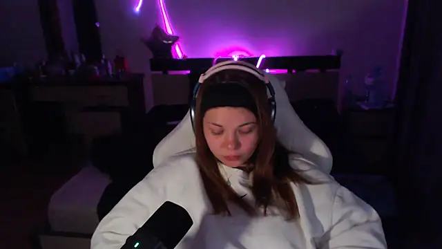 helengilmor online show from December 13, 8:15 pm