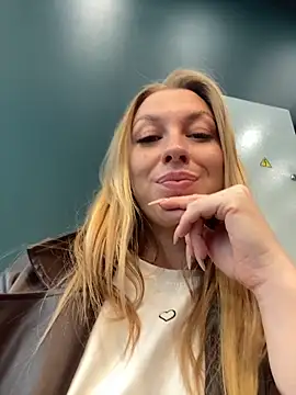 Snapshot of Sweet___Emily chatting on October 3, 1:49 pm Sweet   Emily online show from October 3, 1:49 pm