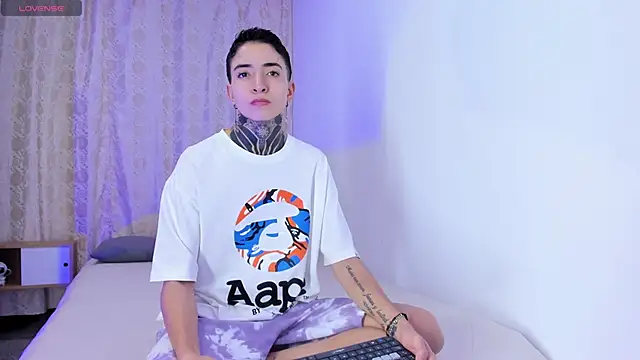 Tinny and Candy online show from November 18, 12:06 pm