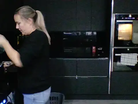 scrummymummy2 online show from December 16, 9:26 am