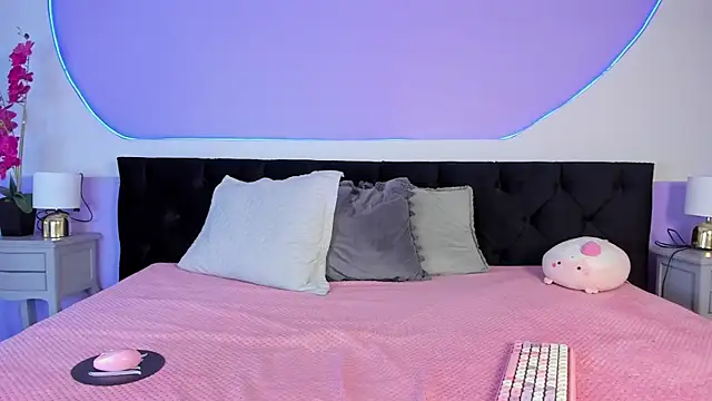 Julieta Cortes   online show from October 6, 11:49 am