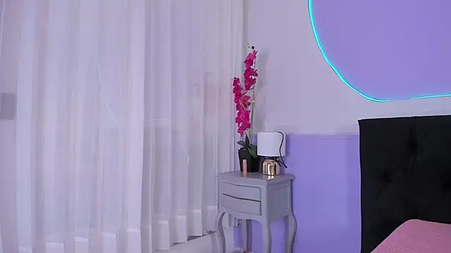 Julieta Cortes   online show from November 5, 1:05 pm