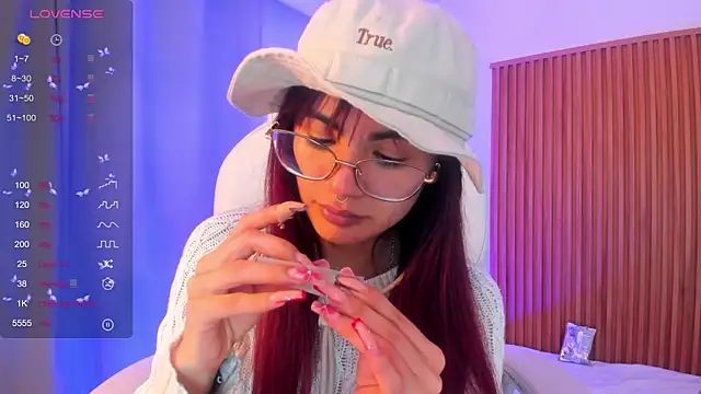 Snapshot of sophiecherry_ chatting on September 26, 4:43 am sophiecherry  online show from September 26, 4:43 am