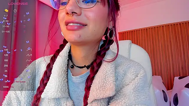 Snapshot of sophiecherry_ chatting on October 3, 1:43 am sophiecherry  online show from October 3, 1:43 am