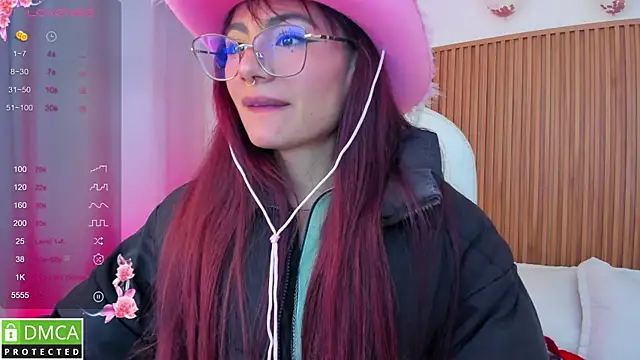 Snapshot of sophiecherry_ chatting on October 15, 8:33 pm sophiecherry  online show from October 15, 8:33 pm