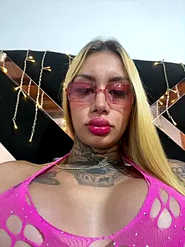 Snapshot of Zaratattoox chatting on October 12, 8:28 am Zaratattoox online show from October 12, 8:28 am