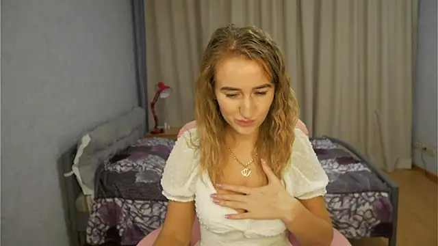 Snapshot of Sophiloren chatting on October 31, 4:00 pm Sophiloren online show from October 31, 4:00 pm