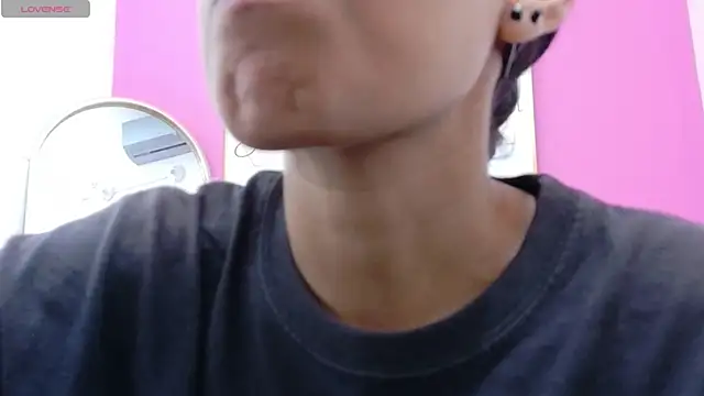 yourcuteneighbourr online show from September 23, 3:04 am