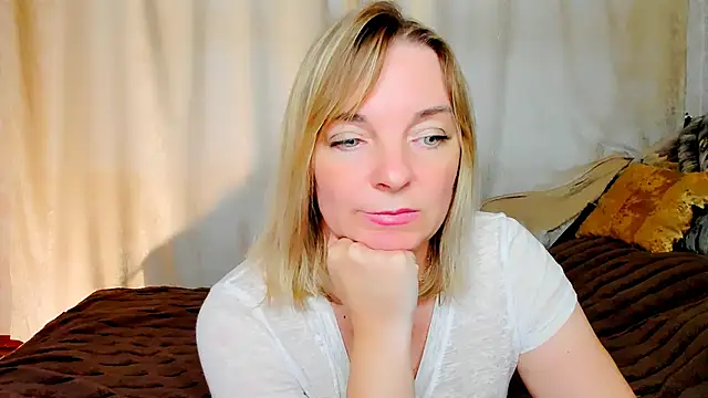 Snapshot of Regina__blue chatting on September 19, 3:33 pm Regina  blue online show from September 19, 3:33 pm