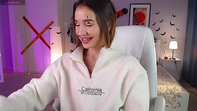 Bellla Haddid online show from October 29, 1:32 am