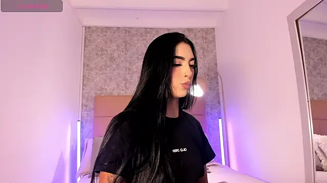 AriRobert  online show from November 28, 7:06 pm