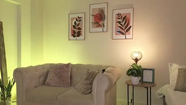 DahianaWalcott online show from March 12, 6:10 pm