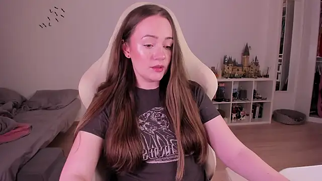 WalkingGirl online show from November 6, 9:42 pm