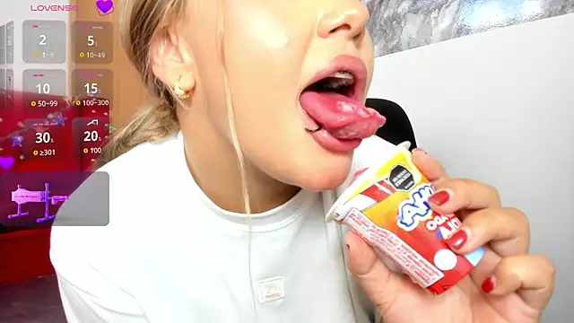 Snapshot of SofiaJoness_ chatting on October 21, 8:57 pm SofiaJoness  online show from October 21, 8:57 pm