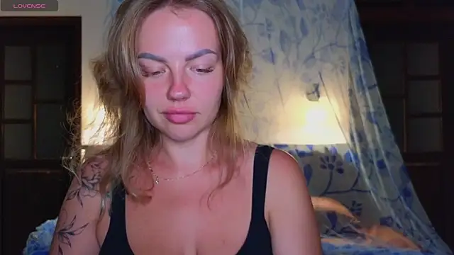 EmilyRobbie online show from January 11, 5:07 pm