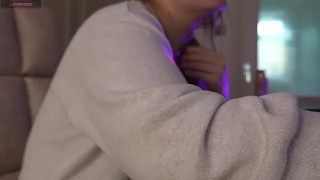 izzieefoxx online show from November 6, 2:56 pm