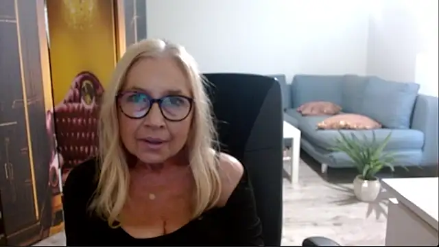 sofia xkiss online show from September 18, 2:15 pm