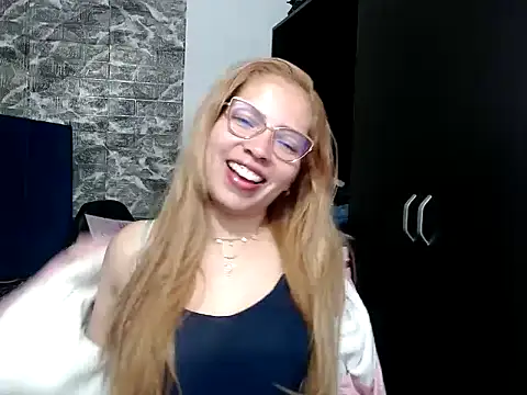 MISSLAUR4 online show from October 30, 8:43 pm