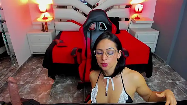 KateTompson  online show from December 5, 9:16 pm