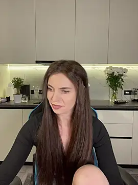 CurlyLara online show from December 3, 2:30 pm