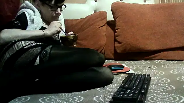 AlanaLaDream online show from October 15, 8:00 pm