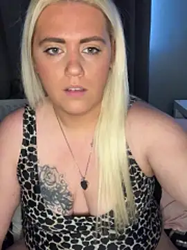 Blondiee3088 online show from November 17, 1:45 pm