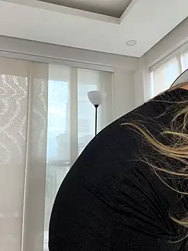 nicollefiorett online show from September 17, 9:46 pm