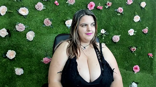 Huge Titties  online show from September 26, 7:11 pm