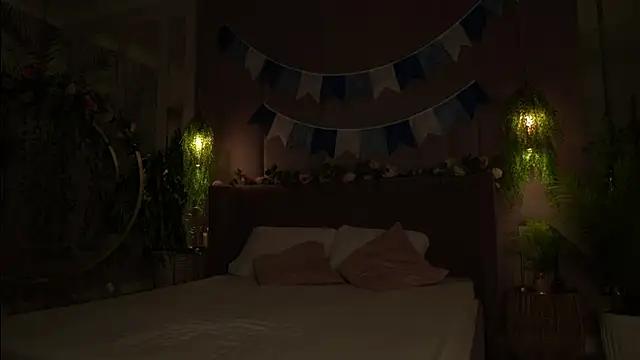 Smiley Mia online show from September 28, 5:03 am