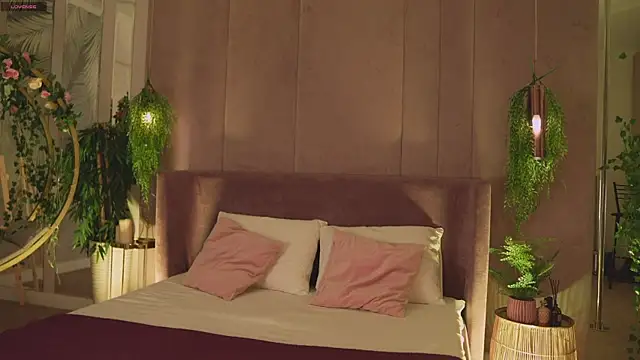 Smiley Mia online show from November 21, 5:09 am