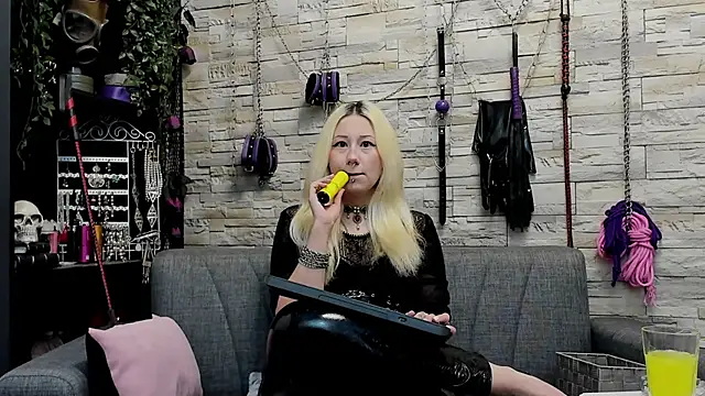 Snapshot of CruelMistress chatting on October 21, 9:52 pm CruelMistress online show from October 21, 9:52 pm